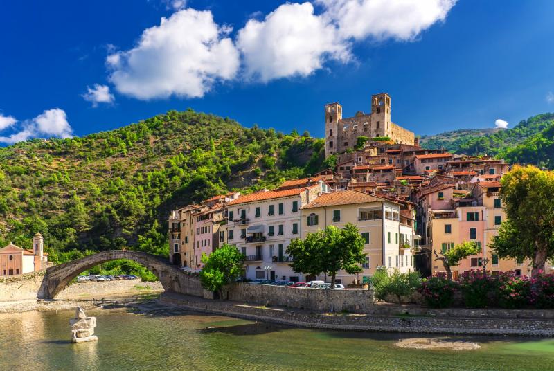 Image for Electric And Hybrid Road Trips On The Rise: Skyscanner Reveals That 50% Of UAE Travellers Would Consider Hiring Alow Emissions Car During Their Next Holiday